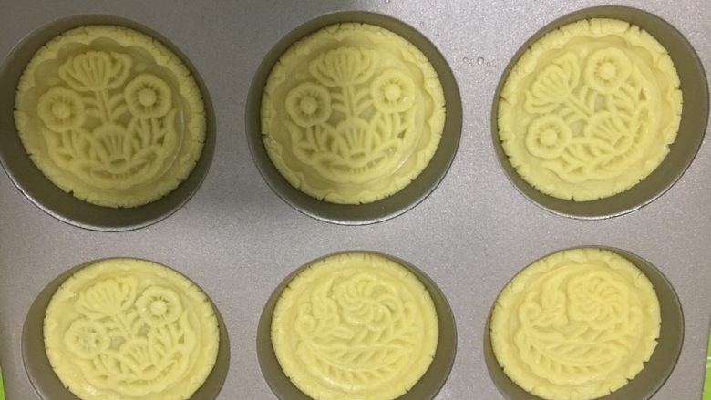 改良月饼(小时候的味道),用月饼模具的花片压成花,我用的75克模具花片