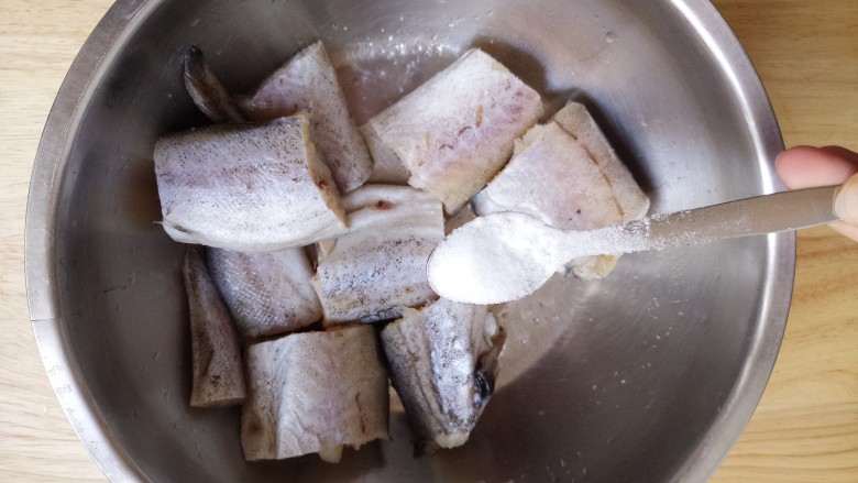 美味烤箱烤鳕鱼,然后开始腌制,先放一勺盐。