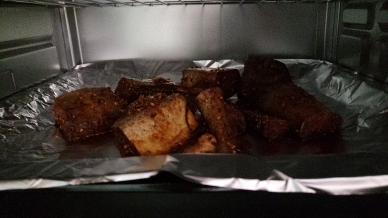 美味烤箱烤鳕鱼,然后入烤箱烤,220度上下火,烤25分钟左右。