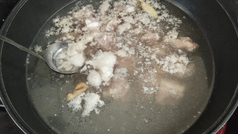 排骨玉米汤,煮个七八分钟,期间把浮沫撇去