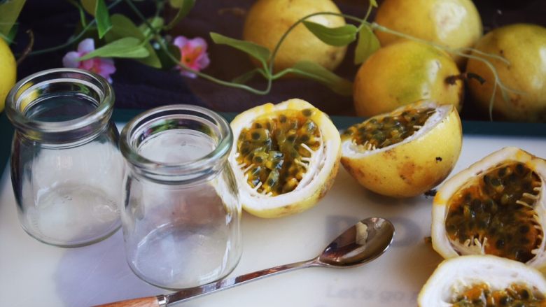 冬喝金色百香果蜂蜜茶,除了直接食用金色百香果以外,我们还可以用它做各种茶饮,比如金色百香果<a style='color:red;display:inline-block;' href='/shicai/ 865'>蜂蜜</a>茶饮。 做茶饮之前我们首先要清洗干净小瓶子,沥干水分,有条件的话高温消毒一下小瓶子,然后把金色百香果对半切开备用。