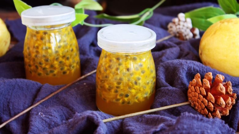 冬喝金色百香果蜂蜜茶,金色百香果蜂蜜茶饮做好了后盖上盖儿,放入冰箱冷藏,保鲜期为一周,请尽快食用。不急着食用的请放在冰箱的冷冻室冷冻,食用前提前解冻。