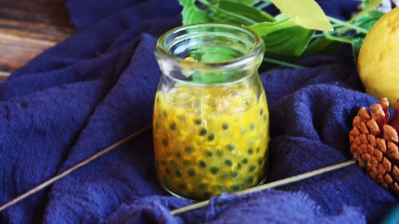 冬喝金色百香果蜂蜜茶,用小勺挖出金色百香果的果肉放在小瓶子里,放置到瓶子的五分之四处即可。