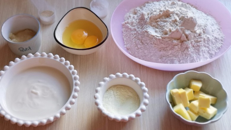 【酸奶吐司】~波兰种法,准备面团食材并称重。