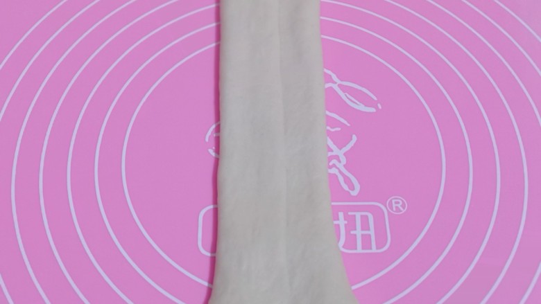【酸奶吐司】~波兰种法,将擀好的长舌状两边向中间对折,用擀面杖轻轻擀长,由上而下卷起。
