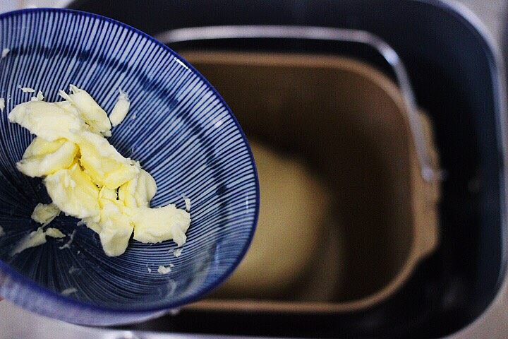南瓜仁牛奶辫子面包,和面程序结束后检查面团,有厚膜后加入<a style='color:red;display:inline-block;' href='/shicai/ 887'>黄油</a>,继续一个和面程序。