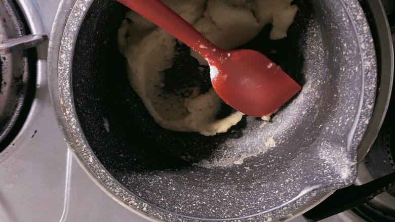 咸香泡芙酥,将锅放入冷水盆中10秒左右,使锅底降温,避免蛋液凝固。