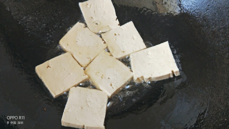 青椒肉丝香煎豆腐,腌制瘦肉的时间,煎豆腐,热锅热油,放入切好的豆腐,微微有些焦黄就可翻面,另一面也微微焦黄即可出锅
