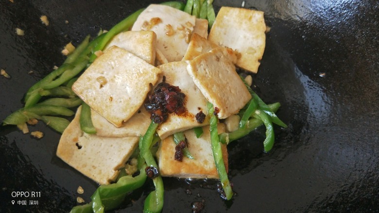 青椒肉丝香煎豆腐,加一小勺<a style='color:red;display:inline-block;' href='/shicai/ 10084'>老干妈</a>继续翻炒几下