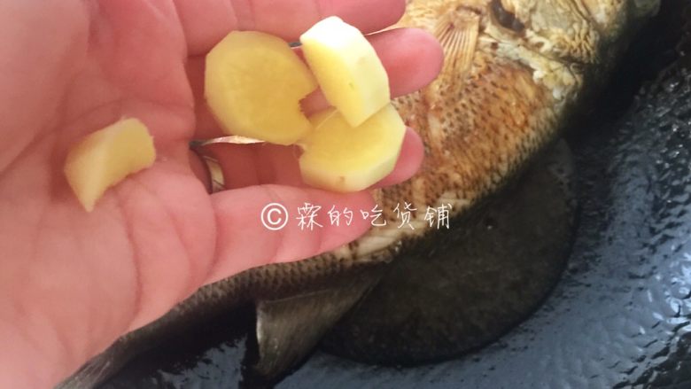 怪味鲈鱼,二面都煎牢了,倒入<a style='color:red;display:inline-block;' href='/shicai/ 718'>料酒</a>再放入姜片
