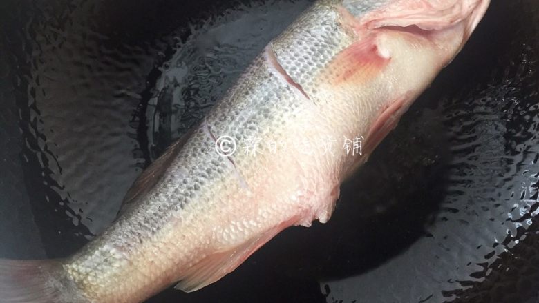 怪味鲈鱼,锅一定要洗干净,放油(比平时炒菜多一倍),等油烧热,把鱼放入,期间不要去动它