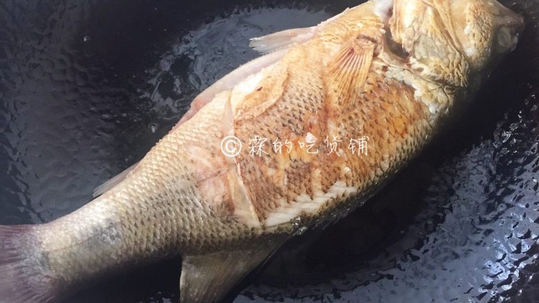 怪味鲈鱼,一面煎牢(轻轻晃动锅子,煎牢的鱼会自动脱离锅底),翻面再煎另一面