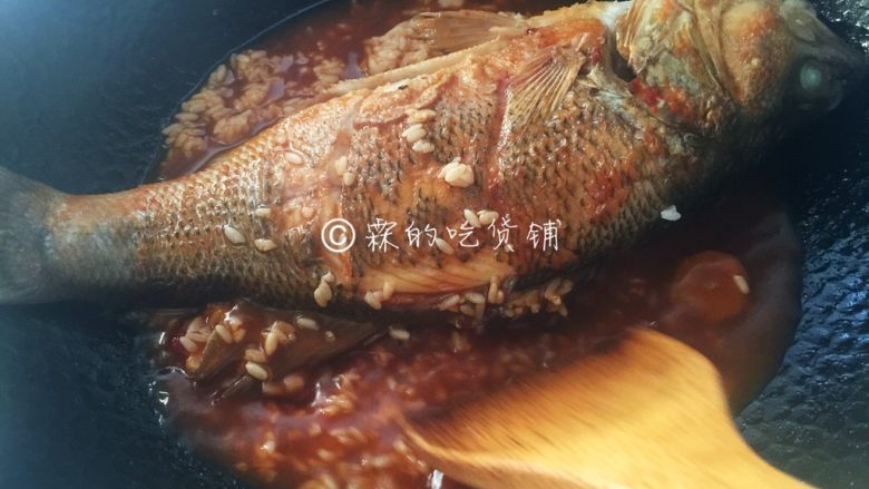 怪味鲈鱼,期间,可以用锅铲把酱汁淋到鱼身上