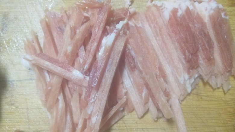 新文美食 香菜肉丝,切成片在切成丝。