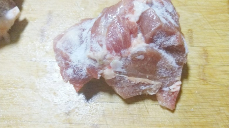 新文美食 香菜肉丝,<a style='color:red;display:inline-block;' href='/shicai/ 212002'>猪后腿肉</a>一块。