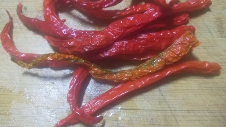 新文美食 香菜肉丝,<a style='color:red;display:inline-block;' href='/shicai/ 86663'>红辣椒</a>洗干净。