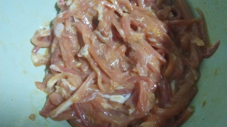 新文美食 香菜肉丝,加入适量<a style='color:red;display:inline-block;' href='/shicai/ 692'>酱油</a>淀粉抓均匀。