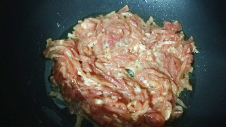 新文美食 香菜肉丝,倒入肉丝炒均匀。