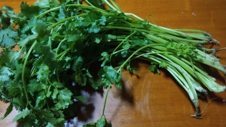 新文美食 香菜肉丝,<a style='color:red;display:inline-block;' href='/shicai/ 131'>香菜</a>一把冲洗干净去根,在切成段。