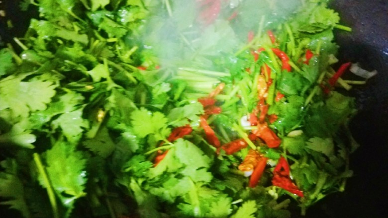 新文美食 香菜肉丝,放入辣椒,香菜炒均匀,加入适量盐。<a style='color:red;display:inline-block;' href='/shicai/ 756'>鸡精</a>翻炒均匀即可出锅。