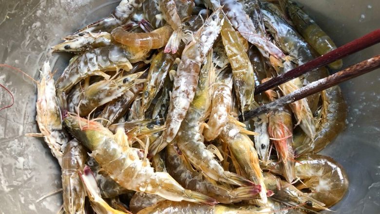 辣子虾,用筷子搅拌均匀,腌制10分钟
