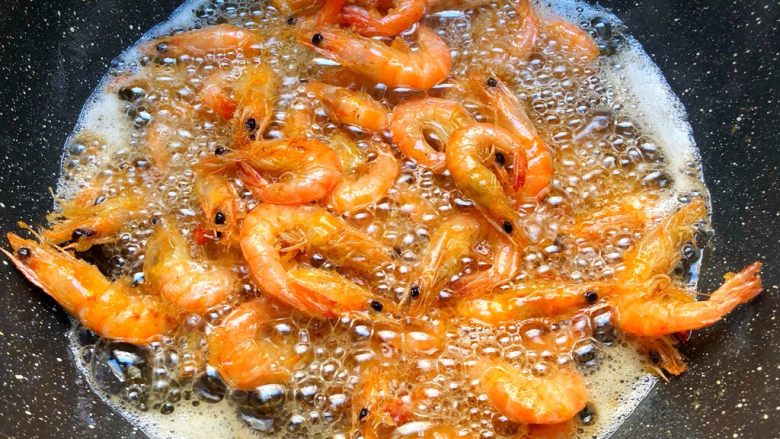 辣子虾,待油温升高,再放入复炸2分钟