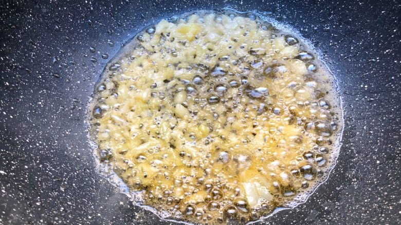 辣子虾,锅里剩底油,放入姜蒜爆香