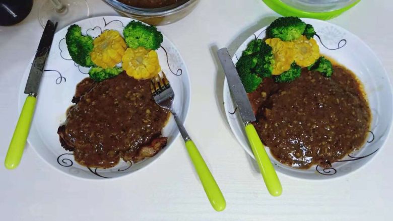 黑胡椒牛排酱汁,上面的全部加完,搅拌均匀以后加适量(清水)不要太多,否则酱汁太稀,然后自己可以尝尝味道,如果和我一样喜欢黑胡椒味道重一些可以单独在加一些黑胡椒粉或者黑胡椒碎。