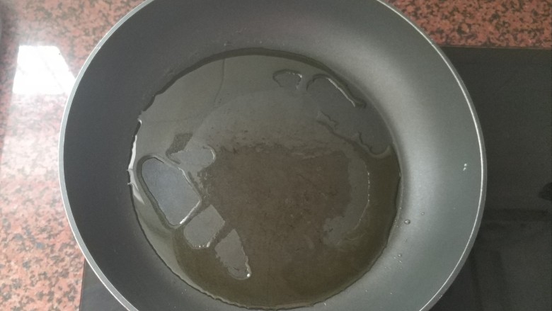 板栗香菇鸡肉焖饭,平底锅热锅,倒入适量的食用油
