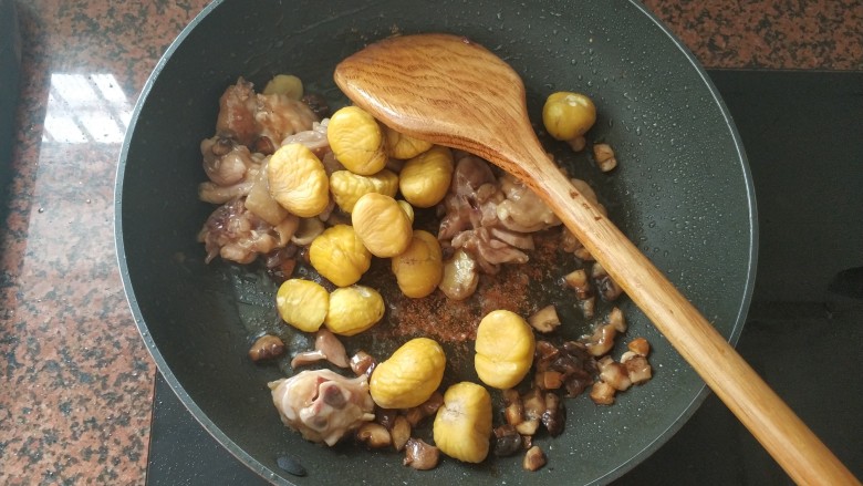 板栗香菇鸡肉焖饭,倒入板栗中火翻炒均匀