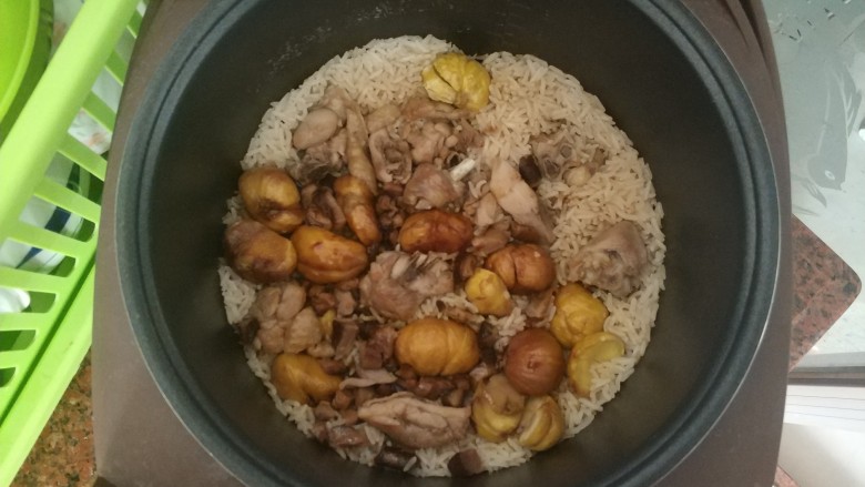 板栗香菇鸡肉焖饭,煮好的板栗香菇鸡肉饭,搅拌均匀,如果觉得太淡,可以倒入一点点生抽
