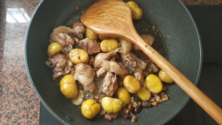 板栗香菇鸡肉焖饭,倒入一点点清水,中火煮1~2分钟