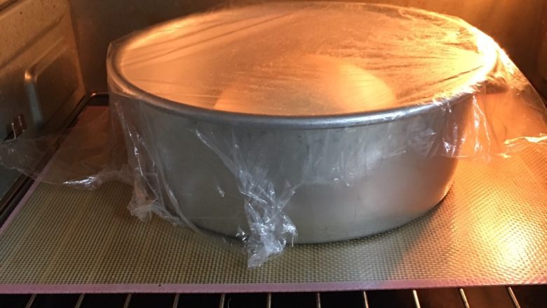 香葱肉松吐司面包,烤箱发酵档,底部放热水助温,发酵60分钟。