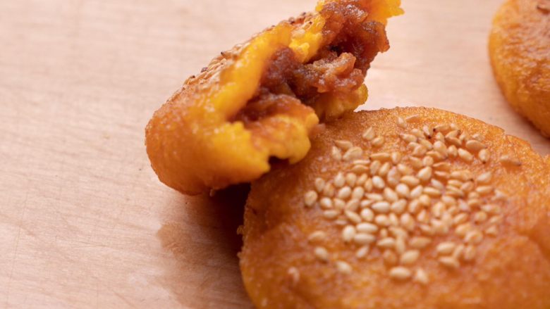 外焦里糯 南瓜枣泥饼,里面的馅料可以自己随意搭配,我喜欢甜一些的口味,比如枣泥、豆沙。
糯米的食物一定要趁热吃,过油的糯米食物比较难消化,每次食用要控制量。不要和冷饮一起食用。