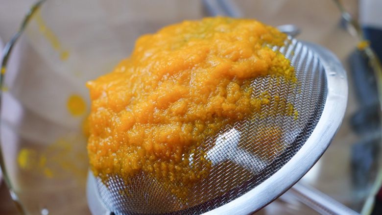 外焦里糯 南瓜枣泥饼,过筛后很细腻,这样后期揉出的面团更光滑。