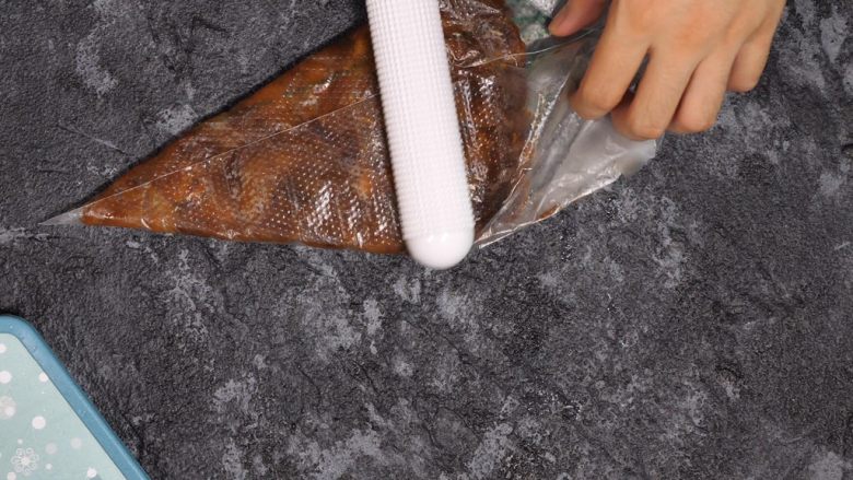 外焦里糯 南瓜枣泥饼,将枣肉装入保鲜袋或裱花袋,用擀面棍碾成泥,枣泥就做好了,多出来的部分可以冷冻保存。