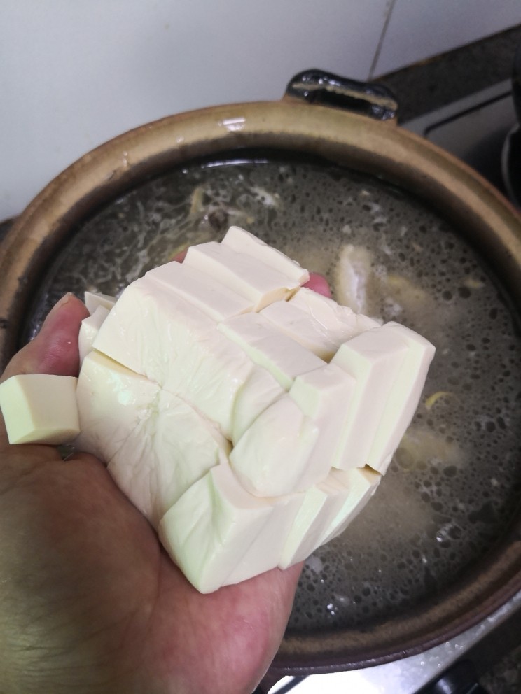 鱼头豆腐清汤,豆腐切丁放入,盖好盖子