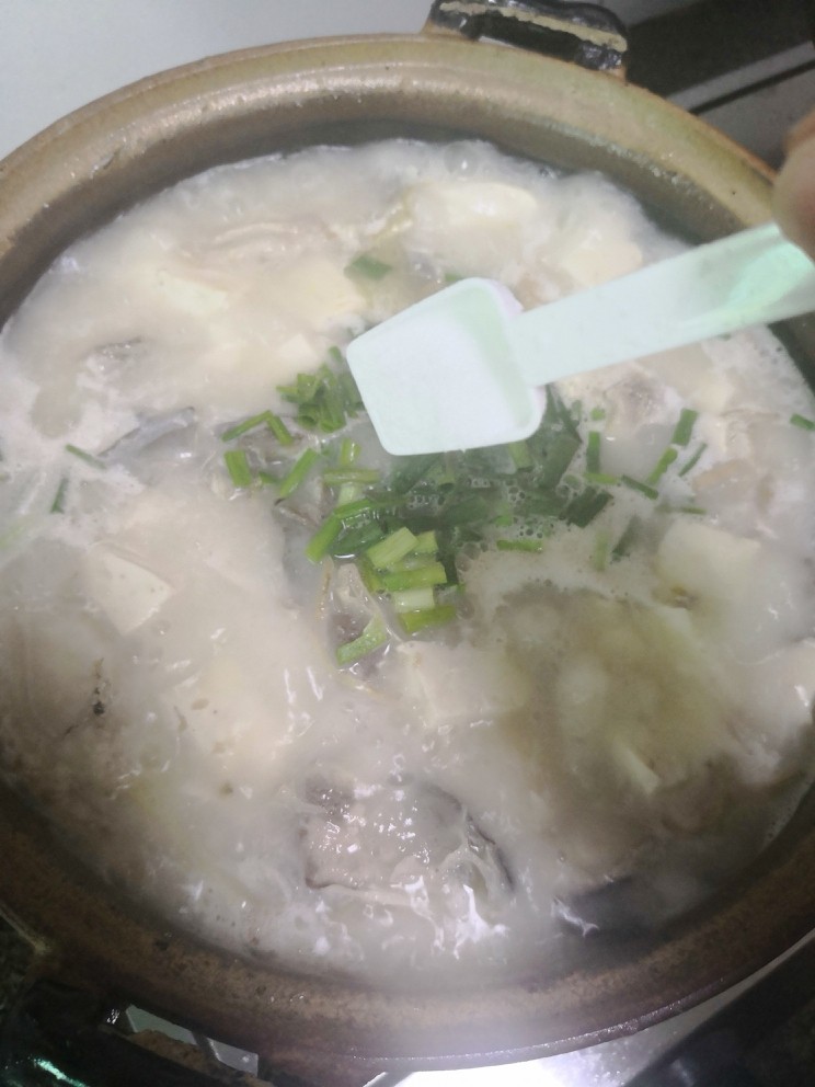 鱼头豆腐清汤,看到水开了,再煲一会,汤变白,加葱末,加盐搅拌