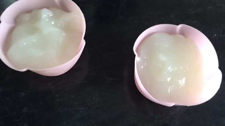 开心凉粉,开心一“夏”,趁热倒入准备好的模具内,倒好后不要在去碰它了,直到凉粉完全凝固后移到冰箱保存;