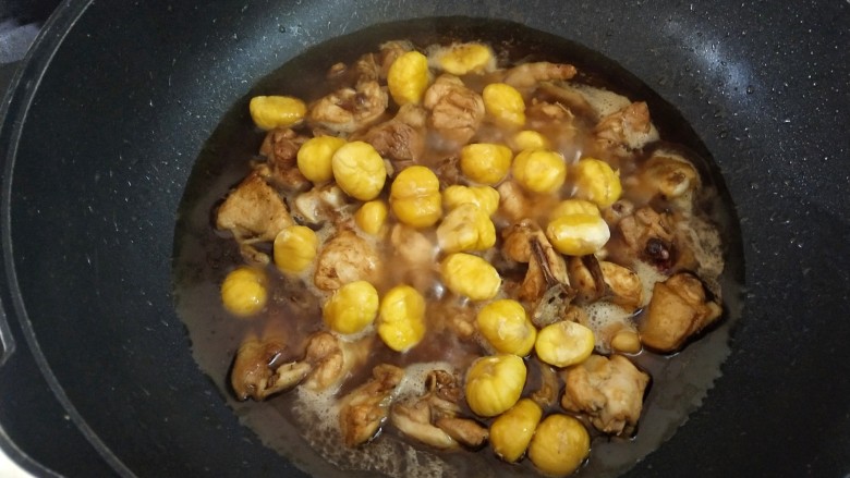 板栗焖鸡,下板栗和没过食材的热水,大火烧开,转中小火闷煮15分钟