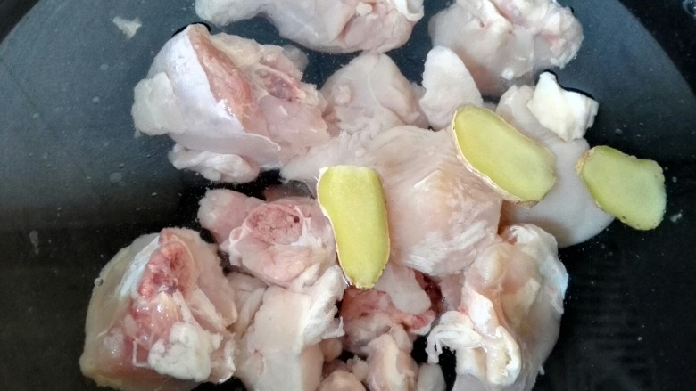 板栗烧鸡,鸡肉放入锅内焯水,放入姜片去腥