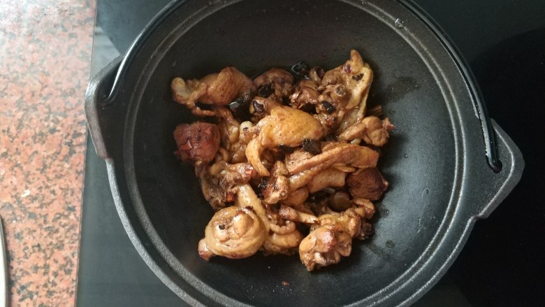芋艿烧鸡,将炒好的鸡腿肉倒入锅中,我换了铁铸锅,等下焖的时候比较均匀,家里有砂锅换成砂锅即可