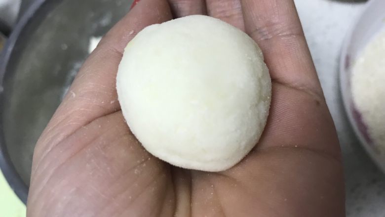 好吃到爆的无油芝士土豆烤箱版,取一小团土豆泥搓成球。