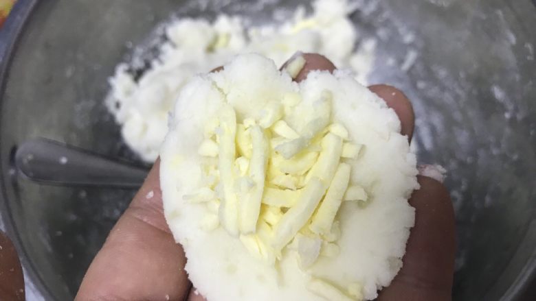 好吃到爆的无油芝士土豆烤箱版,然后压平，将芝士碎包入