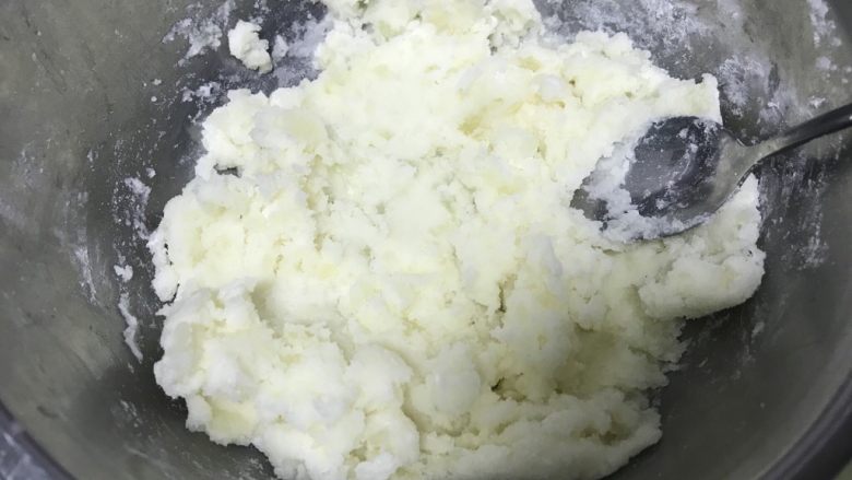 好吃到爆的无油芝士土豆烤箱版,取出趁热用勺子压成泥。