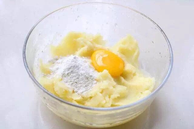 土豆煎饼,压碎的土豆泥加入蛋黄、面粉搅拌均匀;