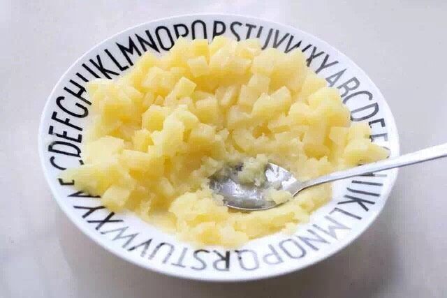 土豆煎饼,土豆去皮切成小块,上锅蒸熟压碎;