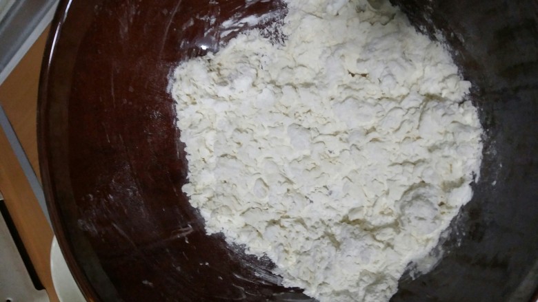 美味灌汤包,加盐和水,开始和面。