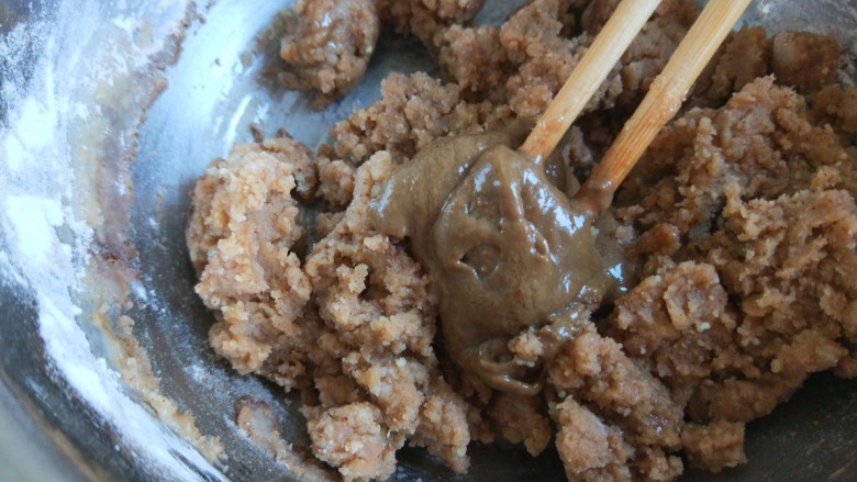 新文美食 河间驴肉火烧,加入适量<a style='color:red;display:inline-block;' href='/shicai/ 849'>花生油</a>搅拌均匀。