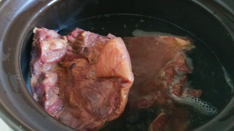 新文美食 河间驴肉火烧,这是卤好的驴肉,在放入砂锅,加适量水煮半小时。